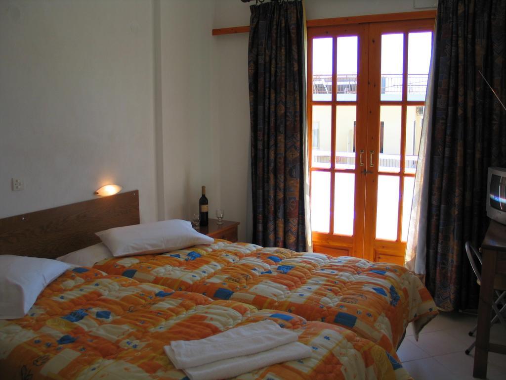 George'S Apartment Agia Marina  Zimmer foto